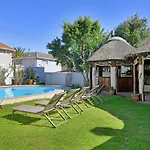 Modern Sea Point Oasis Garden, Pool & Gym Access