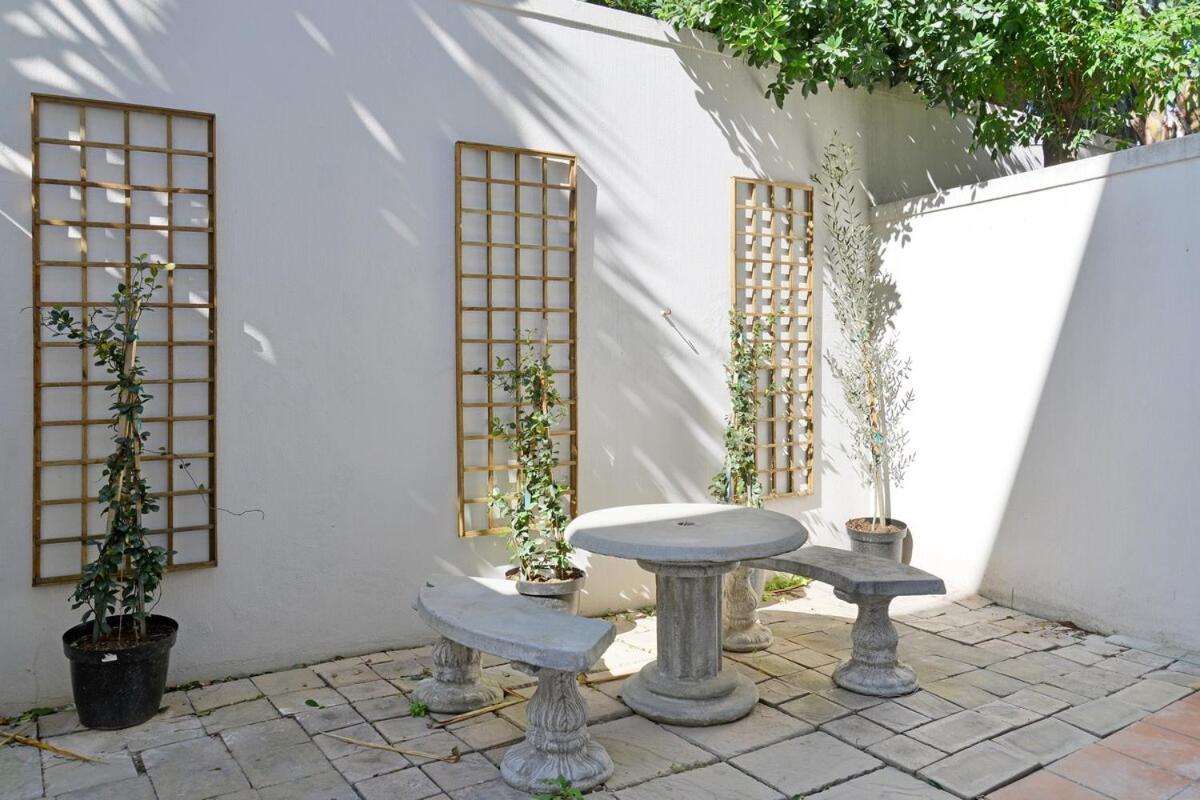 Modern Sea Point Oasis Garden, Pool & Gym Access * Cape Town