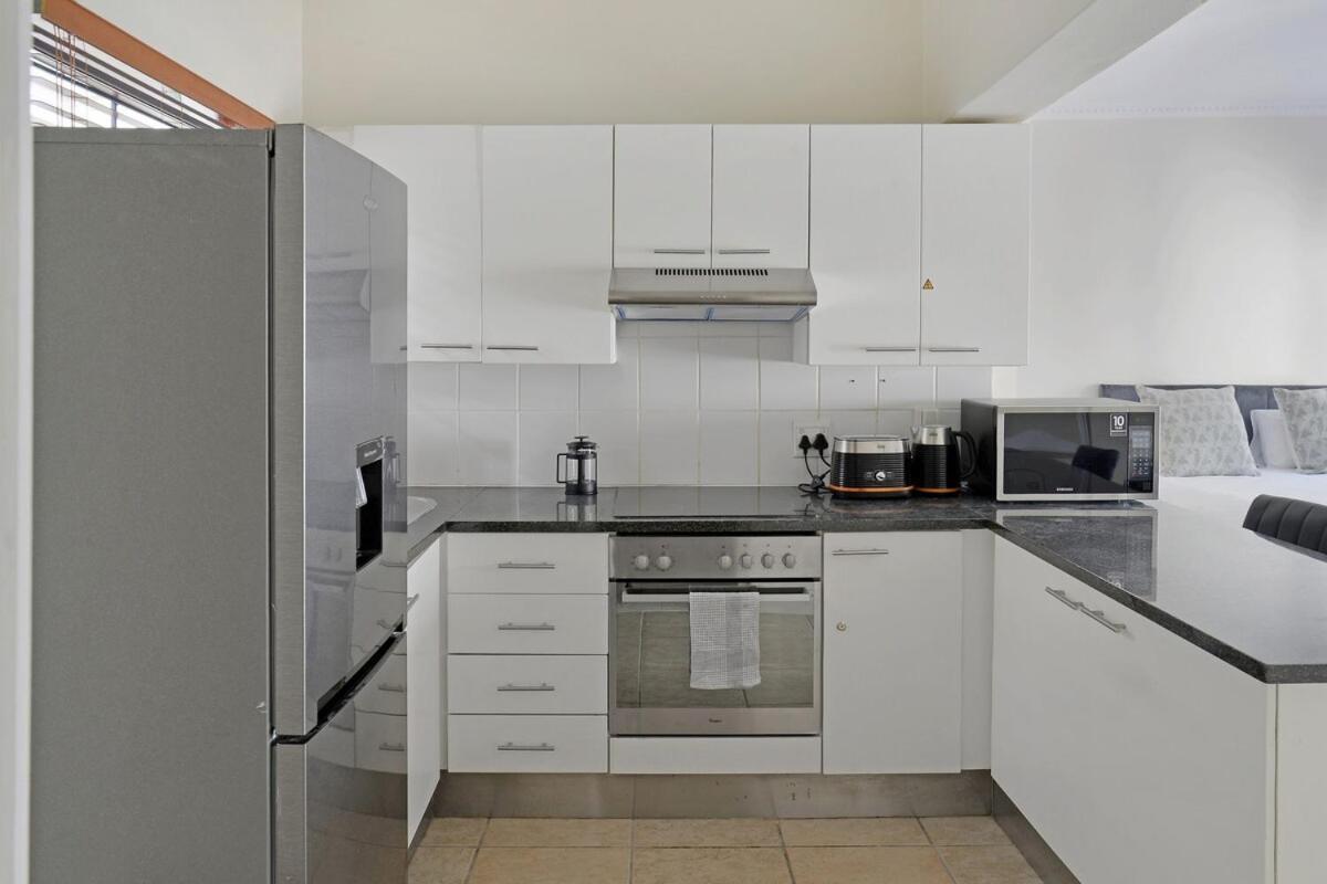 Modern Sea Point Oasis Garden, Pool & Gym Access Apartment *